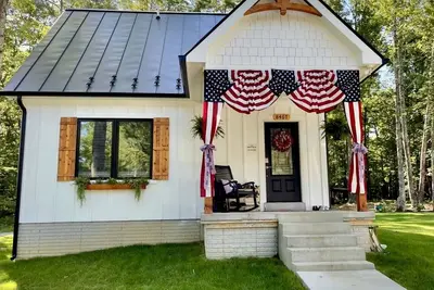 Image de Cozy modern cottage on over 250 acres with 3/4 mile of Hazel river frontage!