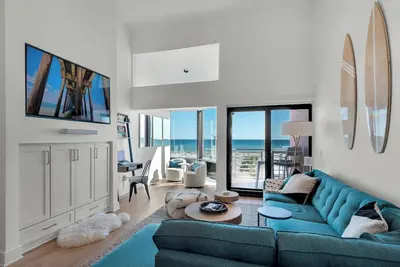 Image de Stay @DEEbeach 🌴 Palm Beach Club #230 | Pool + Peloton + Walk to the Beach