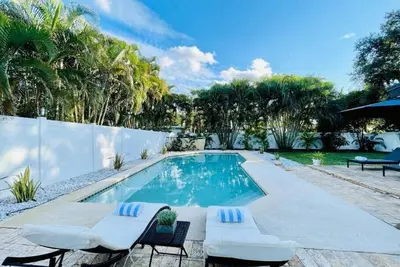 Image de Tropical Oasis Private Pool Family Yard 3br 1bth 2 Car Drv