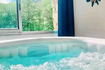 Image de Aux bulles du Forez (loft avec jacuzzi intérieur privé)