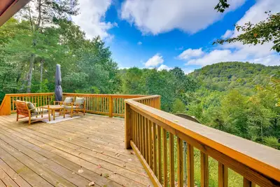 Image de Mtn View + Fire Pit: Pet-Friendly Woodlawn Cabin!
