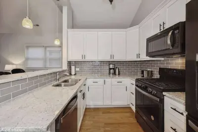 Image de 2-Bed 2-Bath Apt | close to Uc w/ Free Parking