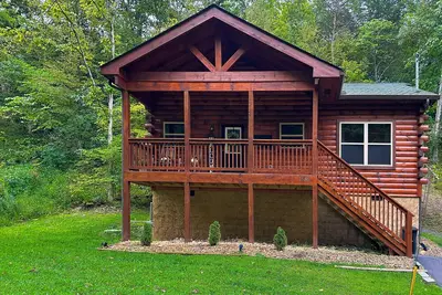 Image de Woodland Retreat w/ Hot Tub, Scenic Porches & Free Attraction Tickets