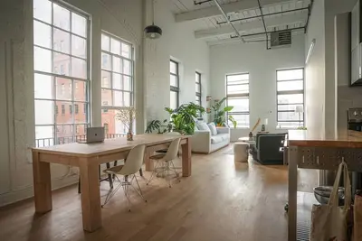 Image de Chic Urban Loft with Waterfront Views\n