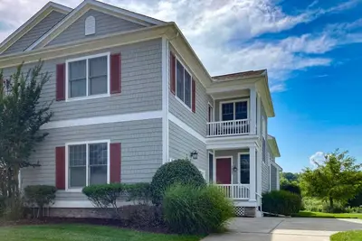 Image de Bayside Resort home with an abundance of amenities, balcony, & updated interior