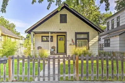 Image de 5 Minutes to Hyde Park - Pet-Friendly, Fully Fenced Yard!