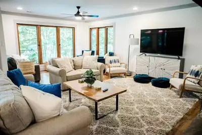 Image de Lakeside Luxury: Spacious 6-Bdrm Lodge with Dock