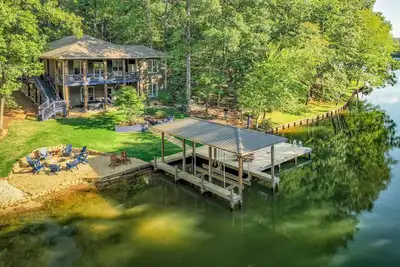 Image de Perfect 4 Families w\/ 2 Masters, Hot-tub + Game Room, Private Dock & Beach Area!