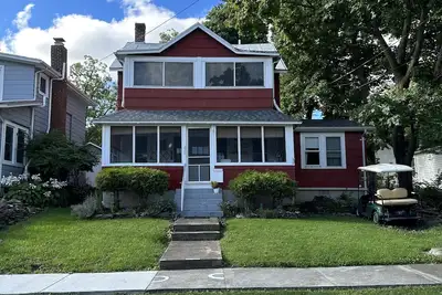 Image de Spacious 5 Bedroom House On Double Lot In Lakeside One Block From The Lake!