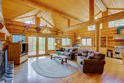 Image de Bend Getaway with Cozy Fireplace