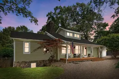 Image de Spacious, 2 Primary Bedrooms, Beach Access, Fire Pits, GolfCart, & Pet-Friendly!