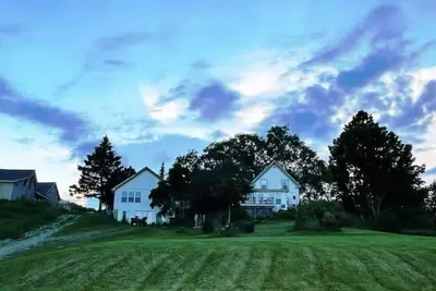 Image de Mountain Sunrise Views at The Narramissic Manor House