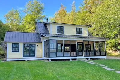 Image de 91wr Lake vibes and views at this waterfront home in the White Mountains! Dog Friendly!