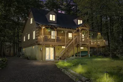 Image de Rustic Luxury - Log Cabin in the Pocono Mountains - Indoor Sauna- Close to Ski