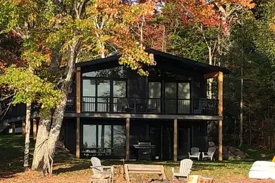 Image de Brand New Lake House - Charming waterfront property near Mount Bohemia