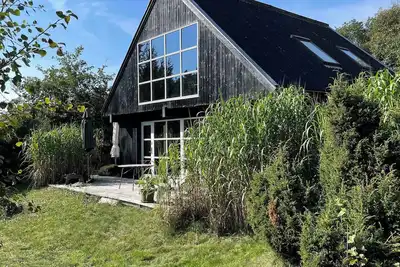 Image de Lovely beach home enveloped in green surroundings