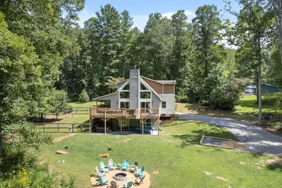 Image de Asheville Area Home with Hot Tub, Room to Welcome 10 for Your Next Vacation