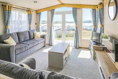 Image de Large 12ft-wide caravan with one double with en suite W.