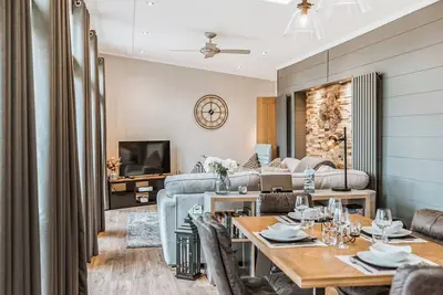 Image de A luxury two-bedroom lodge with a modern lounge layout, perfect for families and couples.
