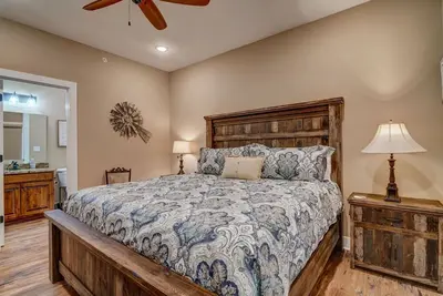 Image de Perfect for multiple families, lodge sleeps 12 w/ lake views and pools; near Sdc