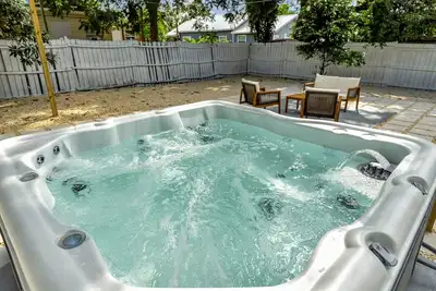 Image de Hot Tub Gem ~ Stylish, Cozy & 6 mins to Downtown ~ Fast Wifi