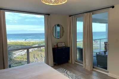Image de Luxury condo steps from the beach! Complete modern renovation. Gym, heated pool