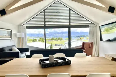 Image de Amazing lake view apartments, only one block from town and 2 minute walk to lake