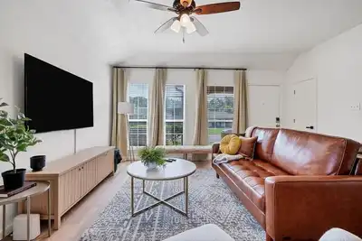 Image de Modern Sanctuary Getaway Minutes Away From Major Shopping Areas in Central Tx