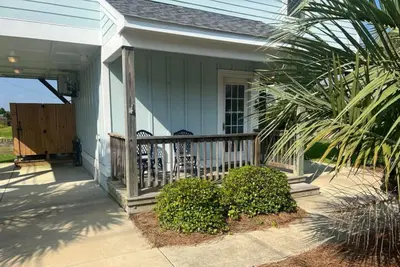 Image de Updated three-story home with kayaks, bikes, & water views - great location