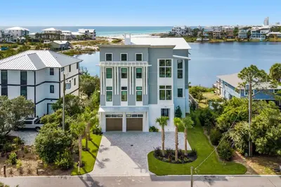 Image de Your Luxurious Retreat on Eastern Lake!