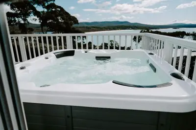 Image de The Billows - Binalong Bay. Hamptons style escape overlooking the Bay of Fires.
