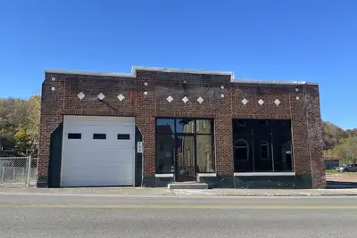 Image de Unique building stay! 5 bedrooms, garage for ATVs, large parking area!