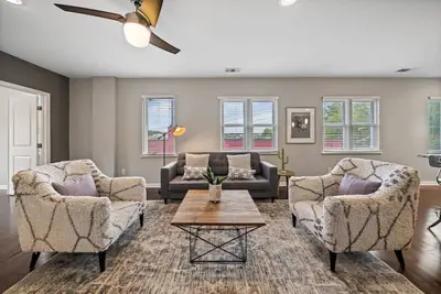 Image de Classy 2br Condo Near City Centre | Otr, Uc, Zoo