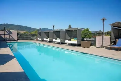 Image de Luxury and Modern Retreat! Rooftop Pool, Bike Rental! Near Vineyards!