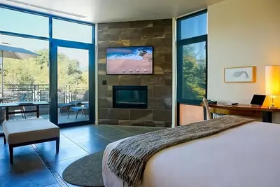 Image de Luxury Amenities and Personalized Service! Rooftop Pool, Fireplace!