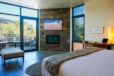 Image de 2 Modern Relaxing Units! Rooftop Pool! Minutes to Napa Valley Balloons!