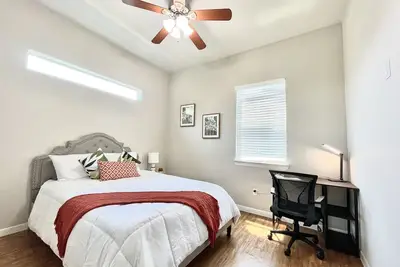 Image de New! Luxury Apt, 5 min from Mall, Airport, & Dine!