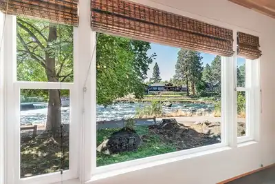 Image de Panoramic views of the rippling Deschutes River w/ pool access!