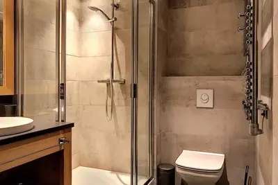 Image de Chalet, 10m des commerces, étage -1, remise en forme, balcon, cheminée ou poêle à bois, télévision