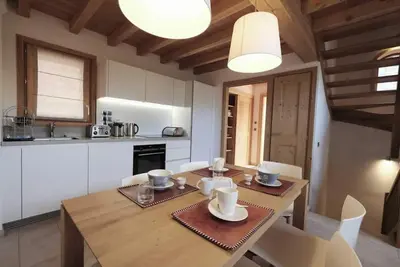 Image de Chalet, 10m des commerces, remise en forme, balcon, cheminée ou poêle à bois, télévision