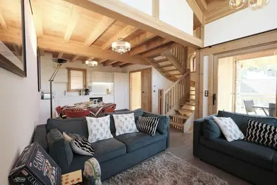 Image de Chalet, 10m des commerces, remise en forme, balcon, cheminée ou poêle à bois, télévision
