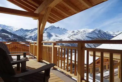 Image de Chalet, à 10m des pistes de ski, remise en forme, terrasse, cheminée ou poêle à bois, télévision
