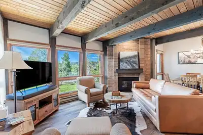Image de Walk to Gondola | Cozy 2br Condo | Pool, Hot Tubs and Fireplace!
