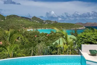 Image de Ideally Located Villa with Indonesian Artworks