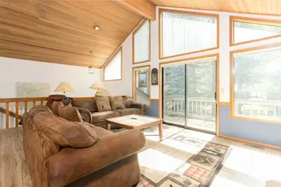 Nine03 - Spacious Home with River Views