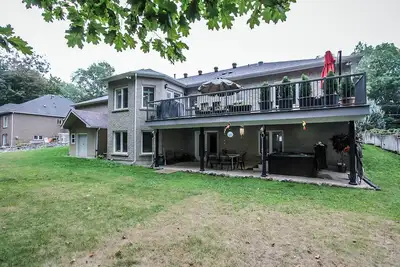 Image de Beautiful 4500 sf executive home with high-end furnishings and amenities