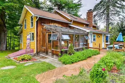 Image de Canandaigua Getaway w/ Deck & Sunroom!
