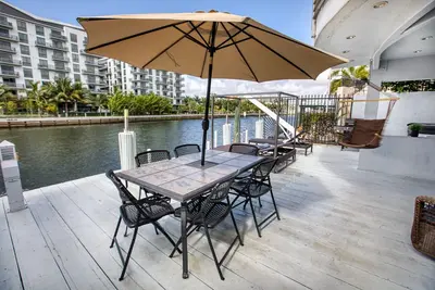Image de 3-story modern, home, with a large deck & jacuzzi overlooking the Miami River