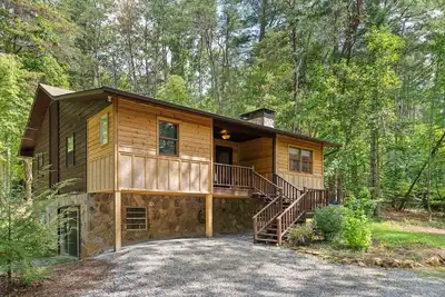 Image de Rural cabin in wooded lot with firepit, fireplace, grill, wraparound deck, W/D