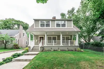 Image de Gorgeous Home Steps From the Big House!